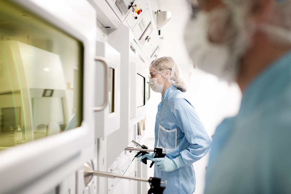 Zwei spezialisierte Experten bedienen eine Prozesszelle für radiopharmazeutische CDMO Services.