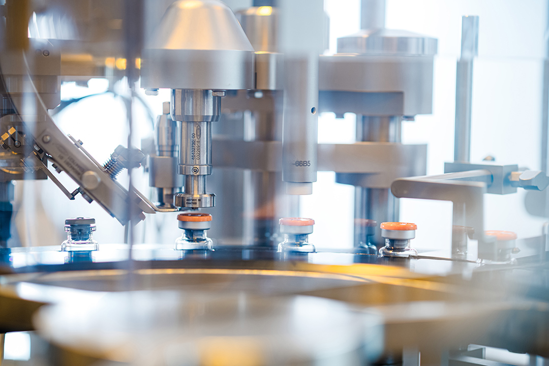 Automatisierte Anlage zur GMP-konformen Herstellung von Cold Kits bei ROTOP im Reinraum, beim Verschließen von Vials mit Stopfen