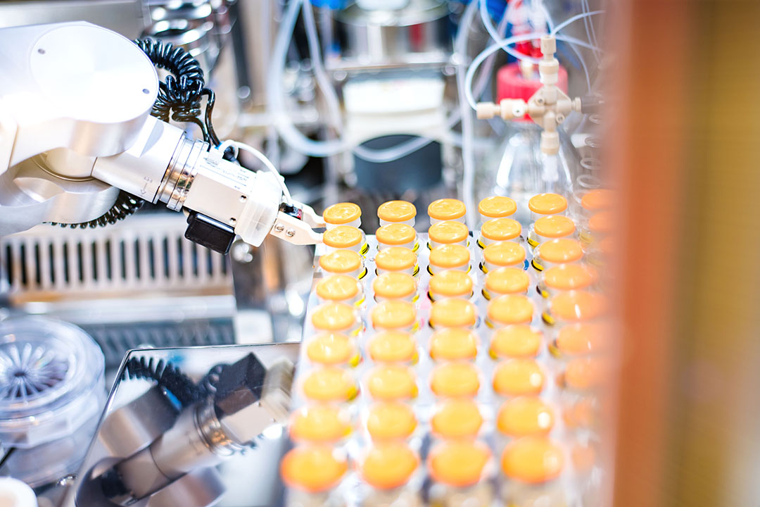 Der Roboterarm händelt Vials in der GMP-konformen, automatisierten Herstellung von radioaktiven Arzneimitteln der ROTOP Radiopharmacy.