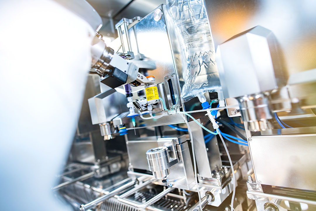 Ein einzelnes Vial wird in der GMP-konformen, automatisierten Herstellung radioaktiver Arzneimittel bei ROTOP Radiopharmacy befüllt.