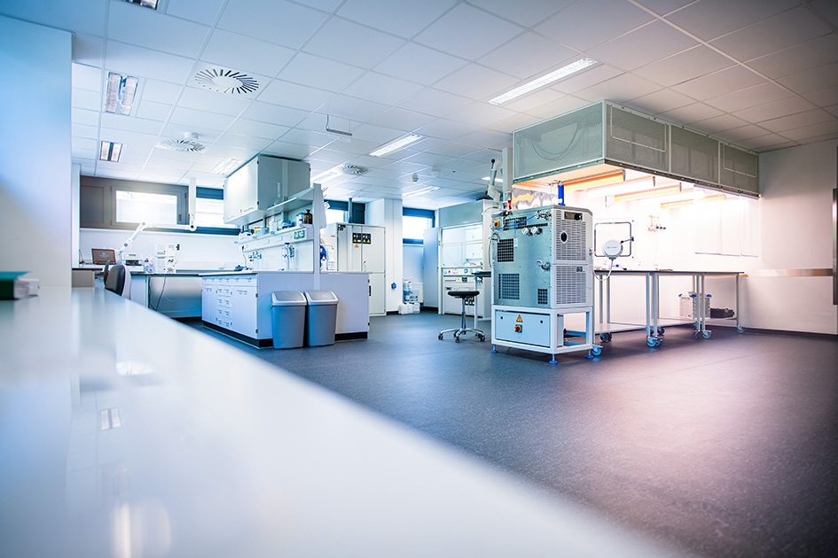 Modernes, helles Labor bei ROTOP mit wissenschaftlichen Geräten, Arbeitsplätzen und Lagereinheiten – saubere Oberflächen und großzügiges Layout für CDMO-Projekte und Radiopharmaka-Entwicklung.